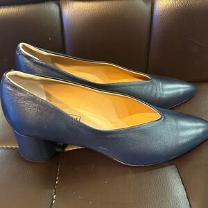 RESOUL Gorgeous Leather Navy Heels Made in Italy Size 39